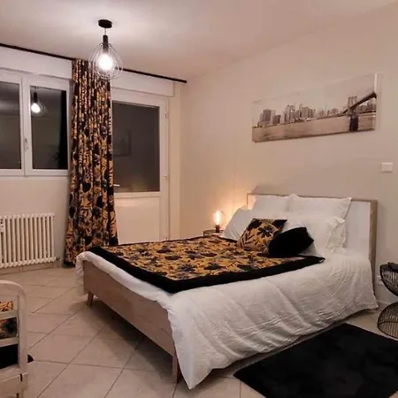 Cocooning Et Tranquille Dans Un Jardinet A L'arrière D'une Copropriété 2mm De La Gare