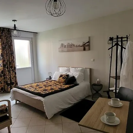 Appartement Cocooning Et Tranquille Dans Un Jardinet A L'arrière D'une Copropriété 2mm De La Gare *