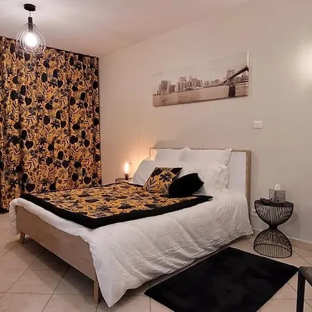 Cocooning Et Tranquille Dans Un Jardinet A L'arrière D'une Copropriété 2mm De La Gare *