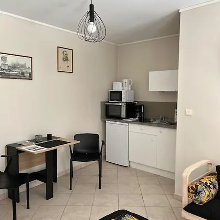 Cocooning Et Tranquille Dans Un Jardinet A L'arrière D'une Copropriété 2mm De La Gare Amiens