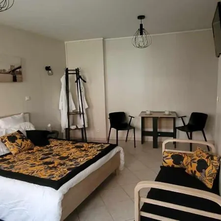 Appartement Cocooning Et Tranquille Dans Un Jardinet A L'arrière D'une Copropriété 2mm De La Gare