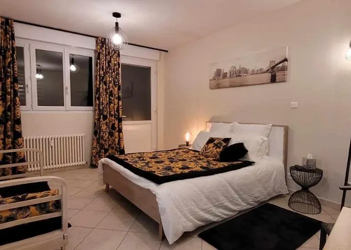 Cocooning Et Tranquille Dans Un Jardinet A L'arrière D'une Copropriété 2mm De La Gare