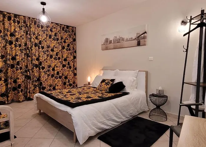 Cocooning Et Tranquille Dans Un Jardinet A L'arriere D'une Copropriete 2mm De La Gare *