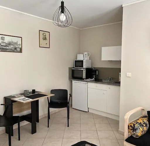 Cocooning Et Tranquille Dans Un Jardinet A L'arriere D'une Copropriete 2mm De La Gare Amiens